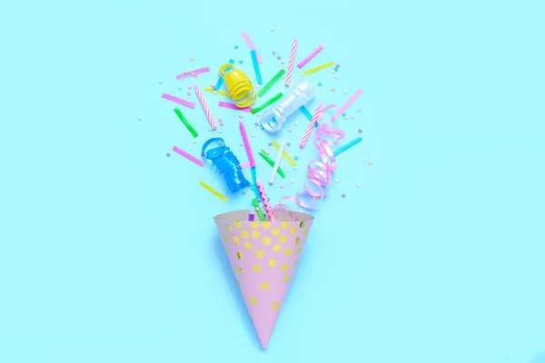 Cone Festa Com Confete Serpentina Sobre Fundo Azul Celebração Dia — Fotografia de Stock