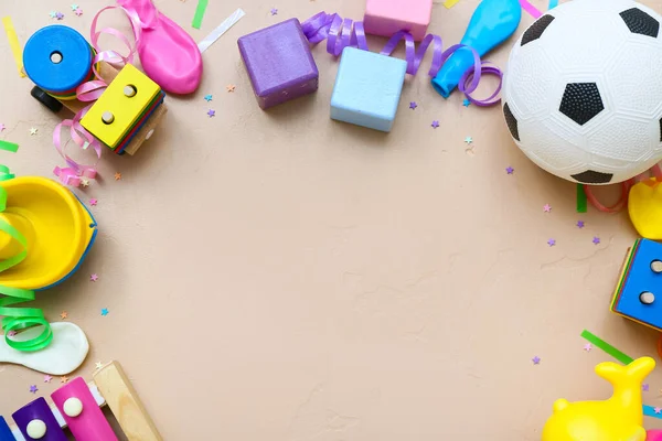Bej Arka Planda Konfetili Oyuncaklardan Yapılmış Çerçeve Çocuk Bayramı Kutlaması — Stok fotoğraf