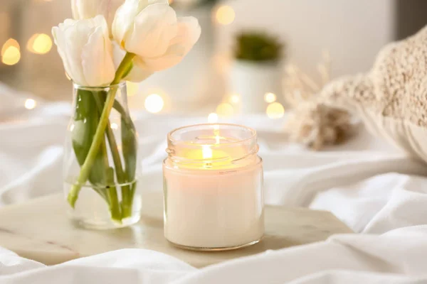 Brennende Kerze Und Vase Mit Tulpen Auf Dem Bett Nahaufnahme — Stockfoto