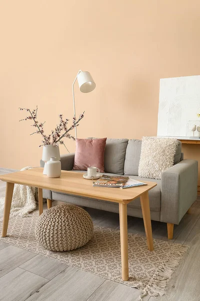 Innenraum Des Wohnzimmers Mit Grauem Sofa Tisch Und Lampe — Stockfoto