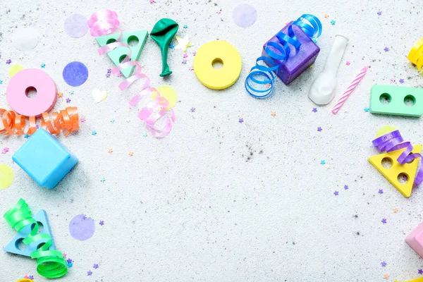 Cadre Jouets Pour Bébés Avec Confettis Sur Fond Blanc Célébration — Photo