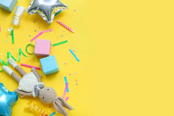Jouets Pour Bébés Avec Confettis Ballons Sur Fond Jaune Célébration — Photo