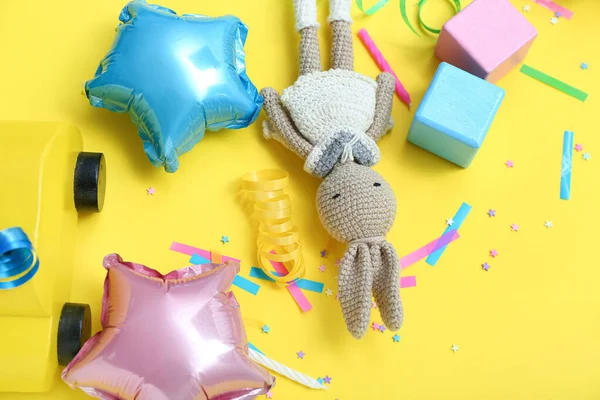 Babyspielzeug Mit Konfetti Und Luftballons Auf Gelbem Hintergrund Nahaufnahme Kindertagsfeier — Stockfoto