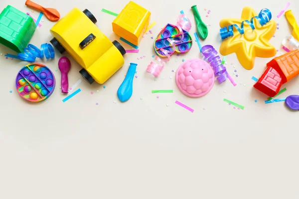 Малі Іграшки Конфетті Кульками Бежевому Тлі Дитячий День — стокове фото