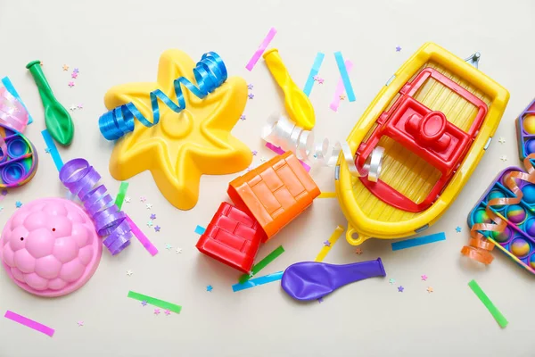 Bej Arka Planda Balonlar Konfetili Bebek Oyuncakları Çocuk Bayramı Kutlaması — Stok fotoğraf