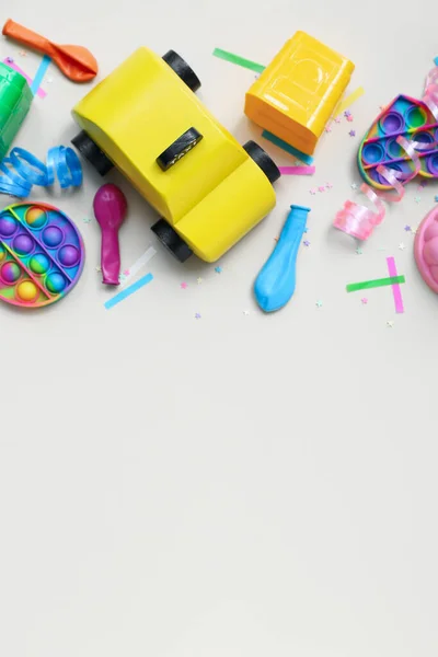 Zabawki Dla Dzieci Konfetti Balonami Beżowym Tle Obchody Dnia Dziecka — Zdjęcie stockowe
