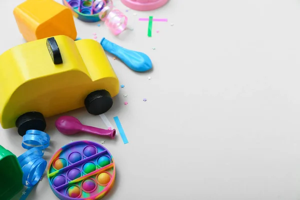 Babyspielzeug Mit Konfetti Und Luftballons Auf Beigem Hintergrund Nahaufnahme Kindertagsfeier — Stockfoto
