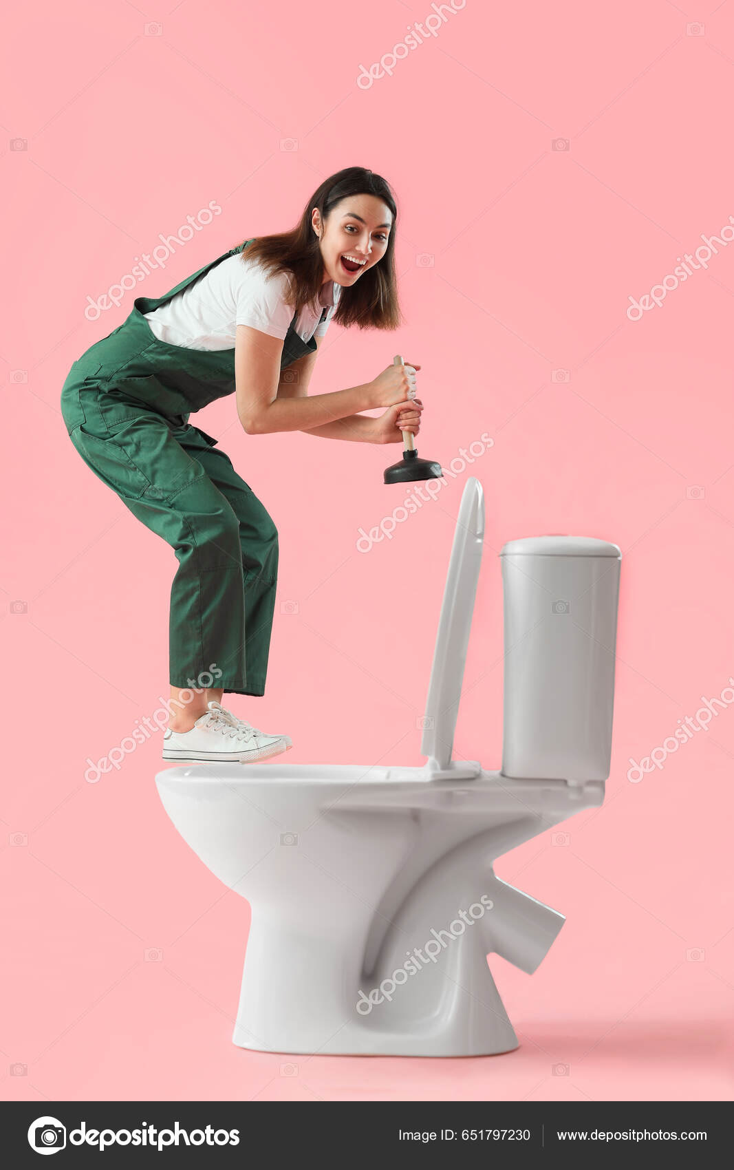 Plombier Féminin Drôle Avec Piston Cuvette Toilette Sur Fond Rose image  libre de droit par serezniy © #651797230