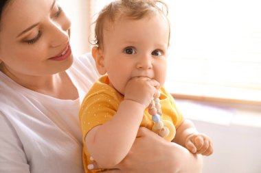 Genç anne bebeğini kucağında tutuyor.