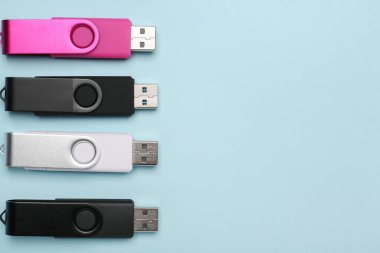 mavi arka plan üstünde USB birden parlamak götürmek