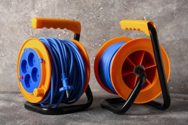 Uzatılmış elektrik kablosu grunge arka planında makaralar