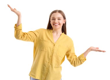 Beyaz arka planda dengede duran genç bir kadın.