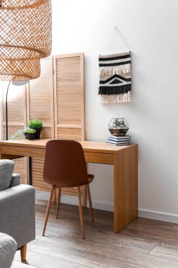 Modern işyeri ve ev bitkilerinin bulunduğu hafif bir ofis.