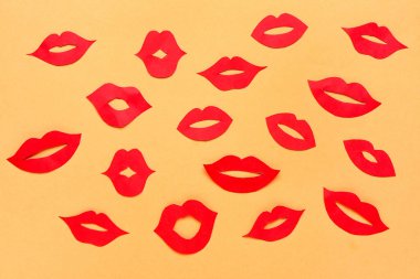 Renkli arkaplanda kırmızı kağıt dudaklar