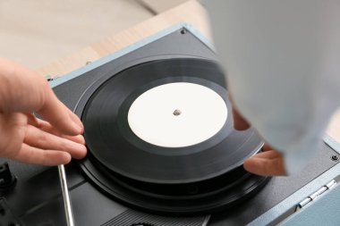 Evde pikabını kullanan kadın, yakın plan.