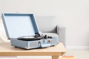 Odadaki masada vinil diski olan kayıt çalar