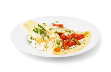 Beyaz arka planda domatesli lezzetli omlet.