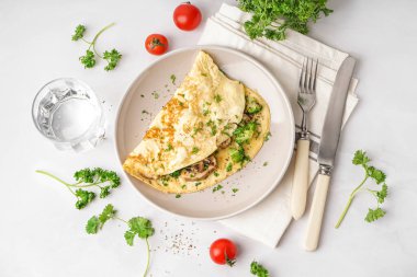 Brokoli ve mantarlı leziz omlet.