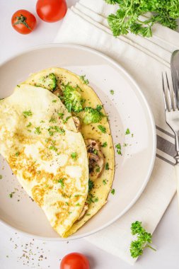 Brokoli ve mantarlı leziz omlet.