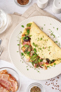 Jambon ve yeşil sebzeli lezzetli omlet.