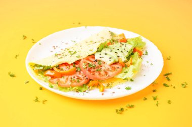 Sarı arka planda sebzeli lezzetli omlet.