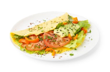 Beyaz arka planda sebzeli lezzetli omlet.