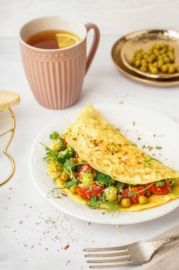 Hafif arka planda sebzeli lezzetli omlet.