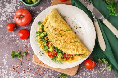 Gri grunge arka planda sebzeli lezzetli omlet