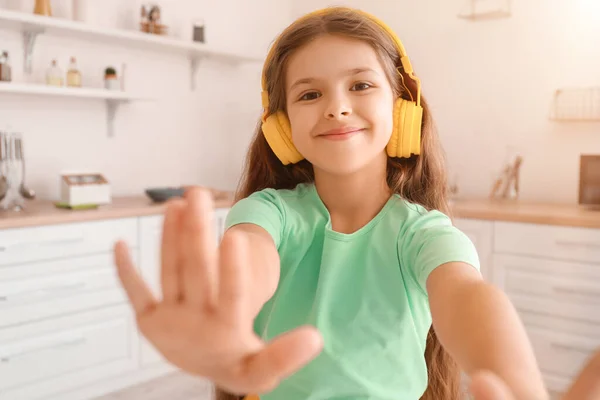 Mutfakta Kablosuz Kulaklıkla Dans Eden Mutlu Küçük Kız — Stok fotoğraf