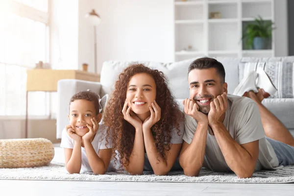Feliz Família Interracial Descansando Casa — Fotografia de Stock