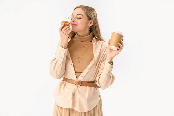 Jonge Vrouw Met Kopje Koffie Eten Cupcake Lichte Achtergrond — Stockfoto