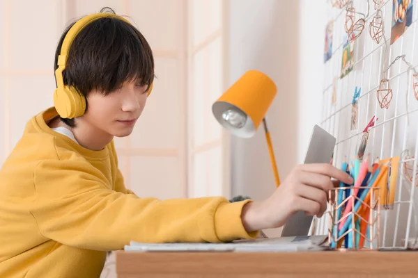 헤드폰을 집에서 인터넷으로 공부하는 남학생 — 스톡 사진