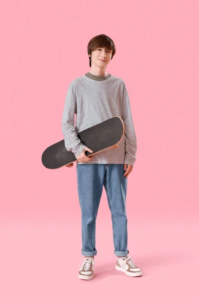 Подросток Скейтбордом Розовом Фоне — стоковое фото