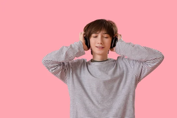 Хлопчик Підліток Навушниках Слухає Музику Рожевому Фоні — стокове фото