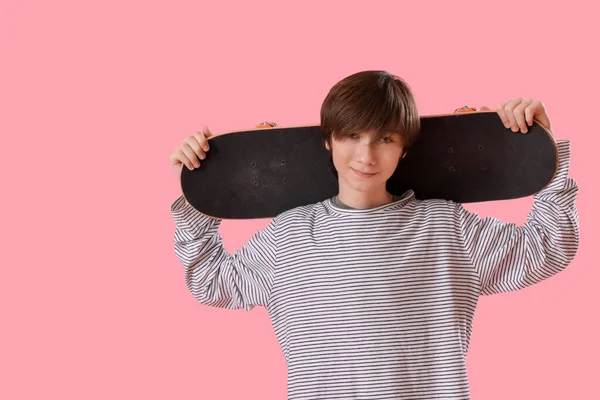 Tiener Jongen Met Skateboard Roze Achtergrond — Stockfoto