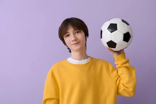 Adolescent Garçon Avec Ballon Football Sur Fond Lilas — Photo