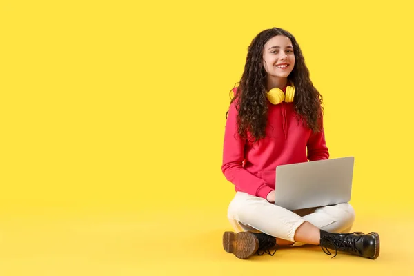 Teenager Mädchen Mit Kopfhörern Mit Laptop Auf Gelbem Hintergrund — Stockfoto