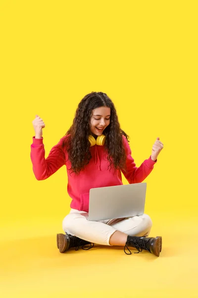 Gelukkig Tiener Meisje Met Hoofdtelefoon Met Behulp Van Laptop Gele — Stockfoto