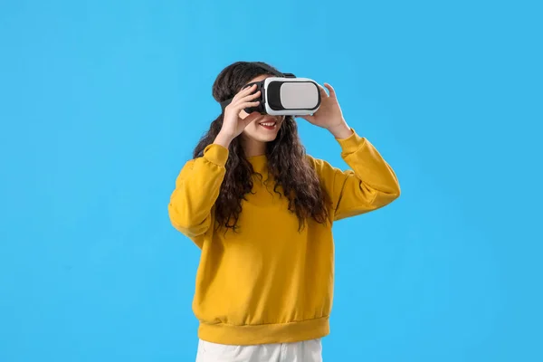 Teenager Mädchen Mit Brille Auf Blauem Hintergrund — Stockfoto
