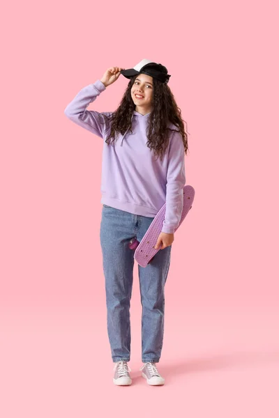 Tiener Meisje Cap Met Skateboard Roze Achtergrond — Stockfoto