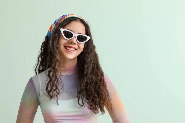 Teenager Mädchen Mit Stylischer Sonnenbrille Auf Grünem Hintergrund — Stockfoto