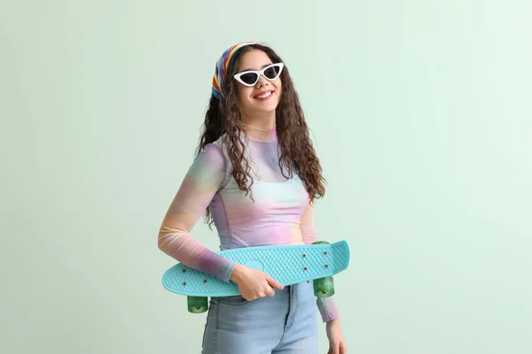 Chica Adolescente Gafas Sol Con Monopatín Sobre Fondo Verde — Foto de Stock
