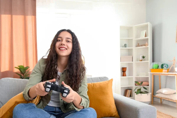 Εφηβικό Κορίτσι Που Παίζει Βιντεοπαιχνίδι Στο Σπίτι — Φωτογραφία Αρχείου