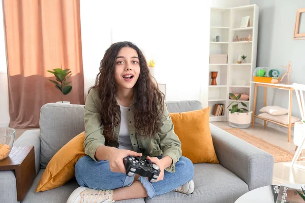 Εφηβικό Κορίτσι Που Παίζει Βιντεοπαιχνίδι Στο Σπίτι — Φωτογραφία Αρχείου