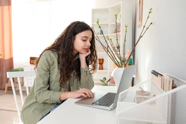 Teenage Girl Using Laptop Home — Stock Photo, Image