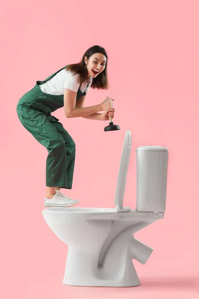 Engraçado Encanador Feminino Com Êmbolo Vaso Sanitário Fundo Rosa — Fotografia de Stock