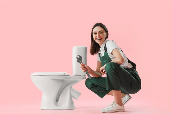 Encanador Fêmea Com Chave Vaso Sanitário Fundo Rosa — Fotografia de Stock