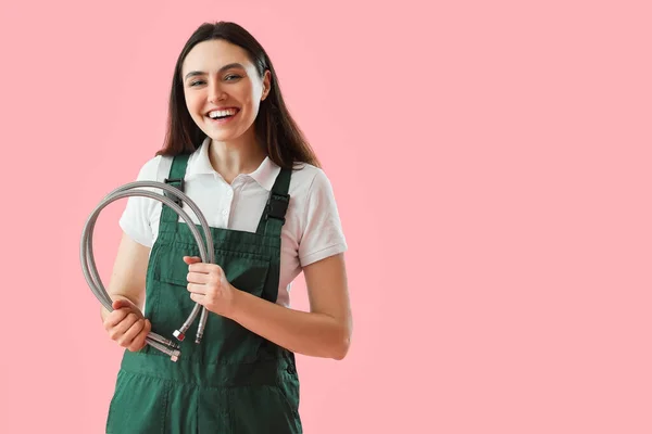 Vrouwelijke Loodgieter Met Flexibele Slang Roze Achtergrond — Stockfoto