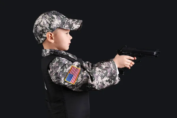 Cute Little Żołnierzyk Pistoletem Czarnym Tle — Zdjęcie stockowe
