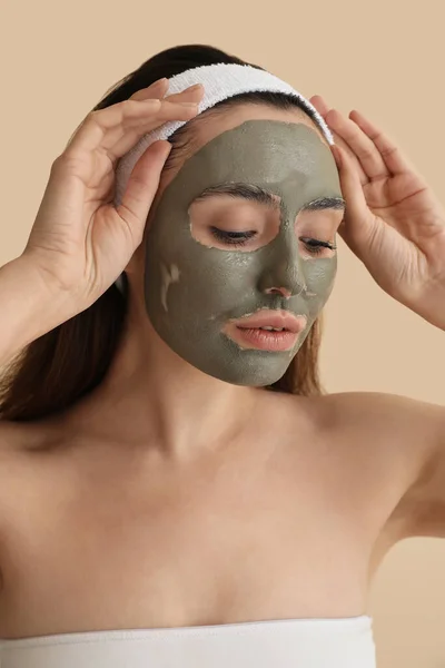 Mujer Joven Con Máscara Arcilla Aplicada Sobre Fondo Beige Primer — Foto de Stock